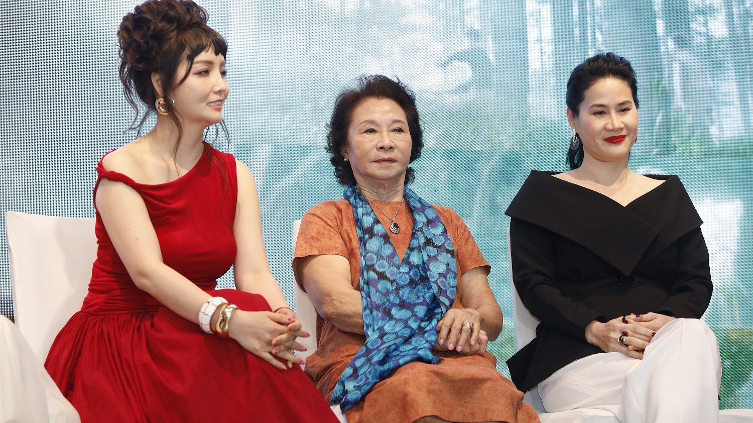 “Hoa khôi màn ảnh” một thời, 82 tuổi vẫn đi phim, hôn nhân viên mãn với chồng là NSƯT nổi tiếng - Ảnh 4.