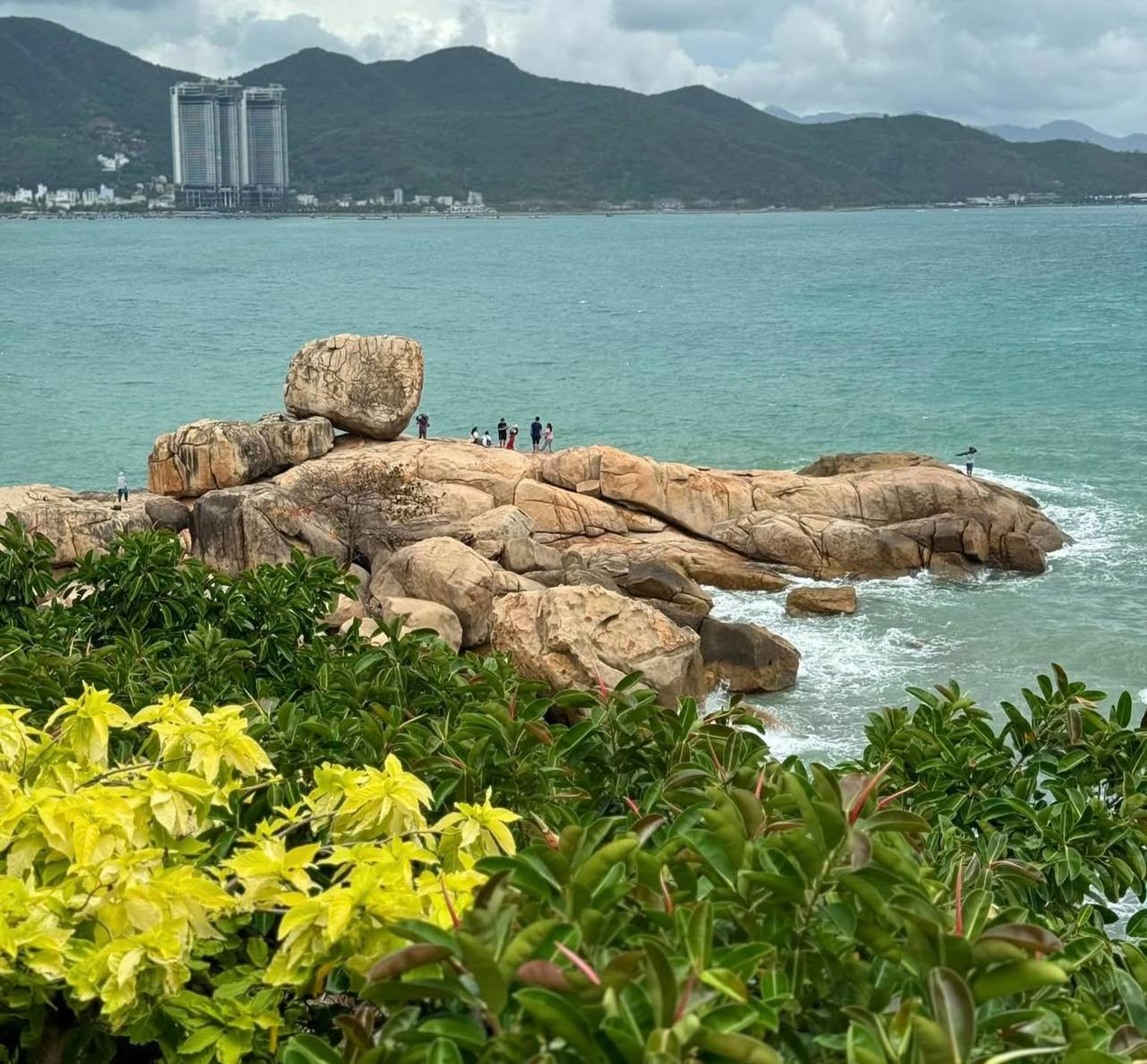 Bức ảnh một bãi biển ở Việt Nam khiến dân tình ngỡ Địa Trung Hải, xem thời điểm chụp phải thốt: “Không có điểm nào để chê”- Ảnh 2.