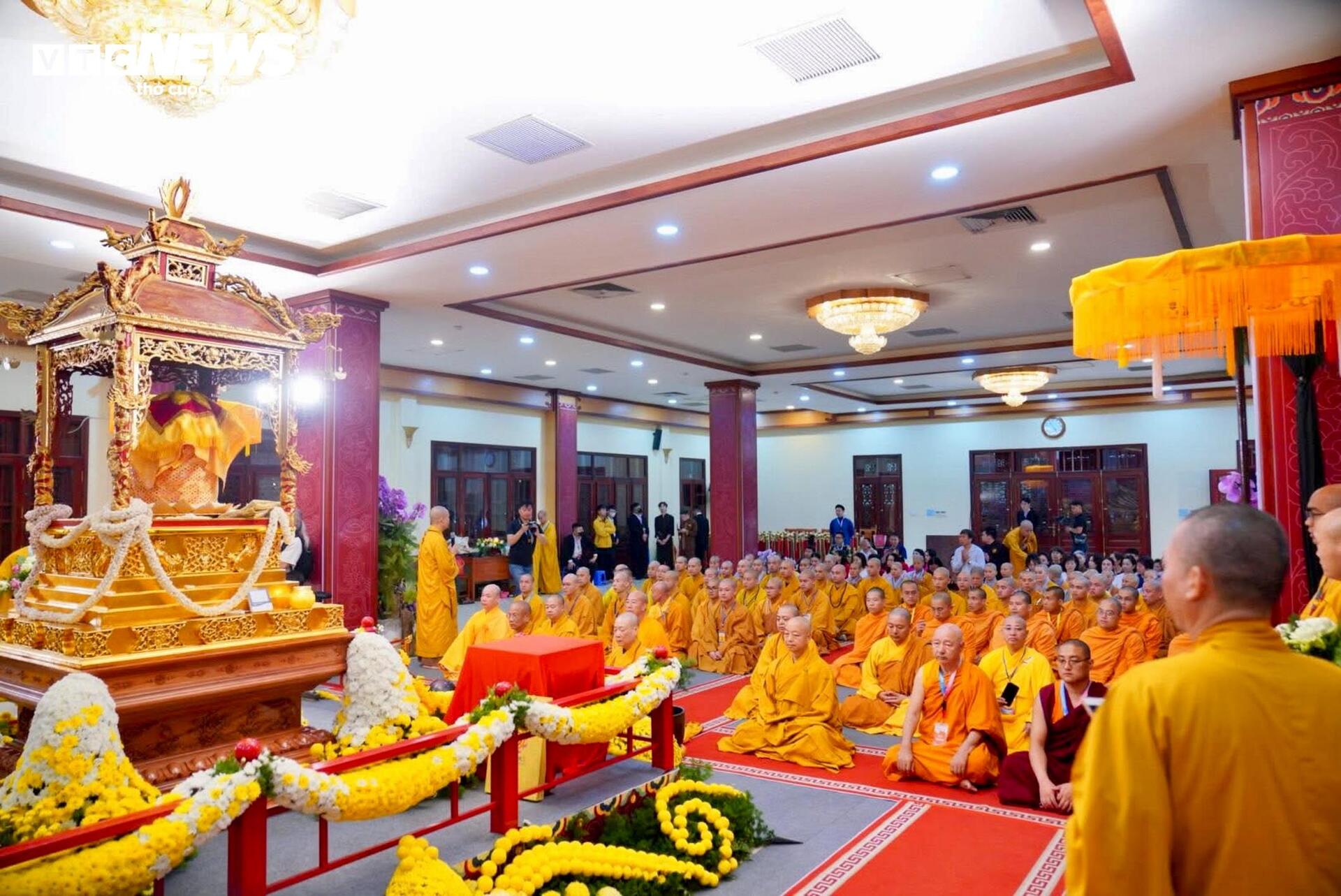 Cung rước xá lợi Đức Phật từ chùa Quán Sứ tới chùa Tam Chúc - Ảnh 3.