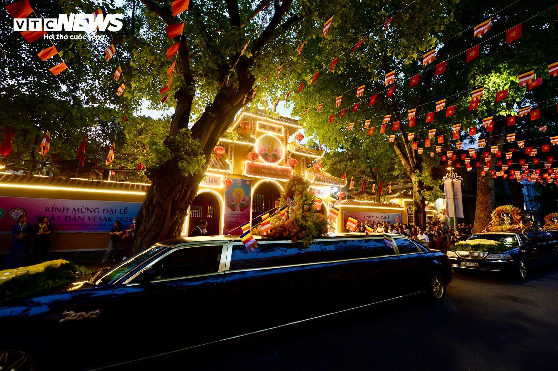 Cung rước xá lợi Đức Phật từ chùa Quán Sứ tới chùa Tam Chúc - Ảnh 1.