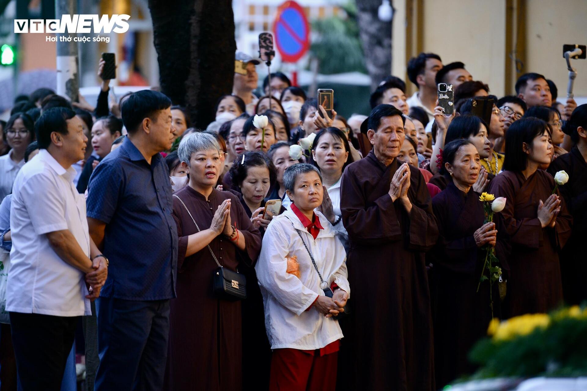 Cung rước xá lợi Đức Phật từ chùa Quán Sứ tới chùa Tam Chúc - Ảnh 4.
