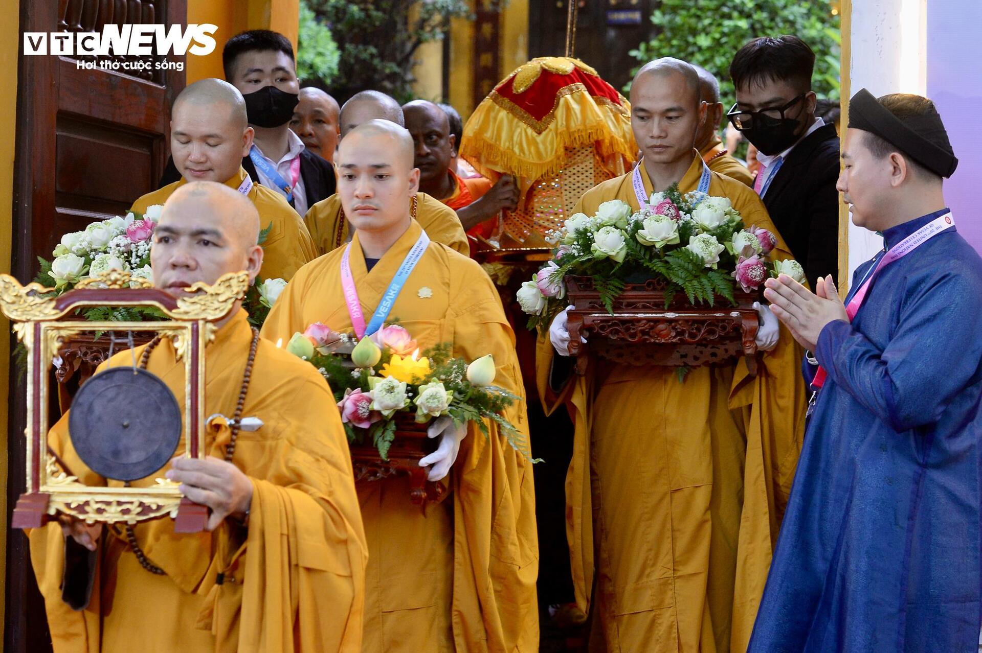 Cung rước xá lợi Đức Phật từ chùa Quán Sứ tới chùa Tam Chúc - Ảnh 7.