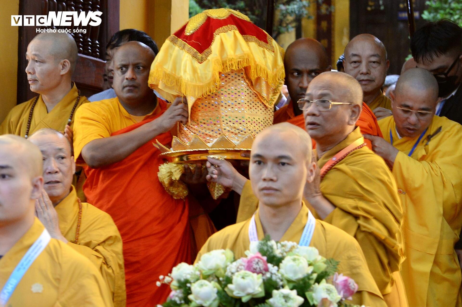 Cung rước xá lợi Đức Phật từ chùa Quán Sứ tới chùa Tam Chúc - Ảnh 9.