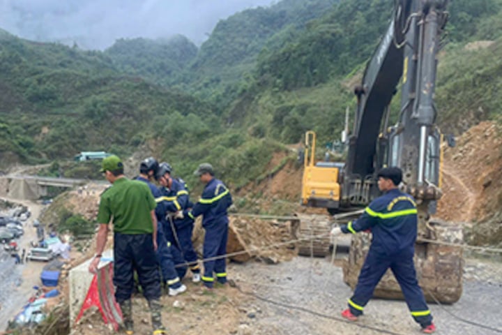 Tìm kiếm nạn nhân vụ sạt lở ở Lai Châu: Cố gắng cứu hộ khẩn cấp - Ảnh 5. Tìm kiếm nạn nhân vụ sạt lở ở Lai Châu: Cố gắng cứu hộ khẩn cấp - Ảnh 5.