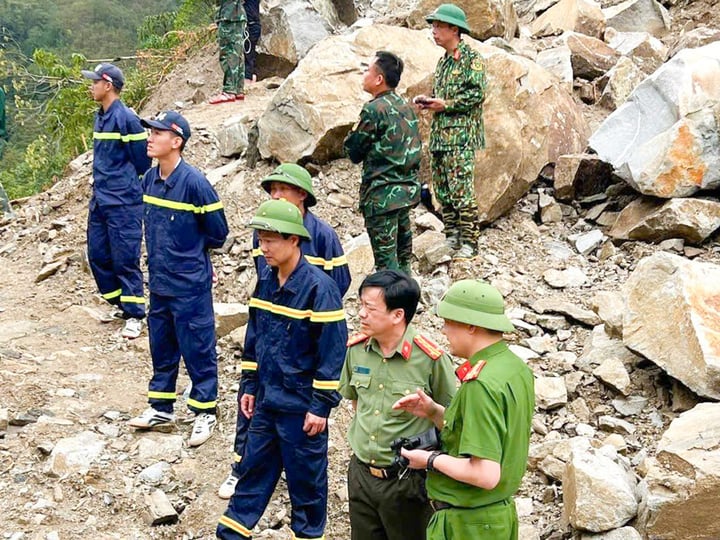 Tìm kiếm nạn nhân vụ sạt lở ở Lai Châu: Cố gắng cứu hộ khẩn cấp - Ảnh 4. Tìm kiếm nạn nhân vụ sạt lở ở Lai Châu: Cố gắng cứu hộ khẩn cấp - Ảnh 4.