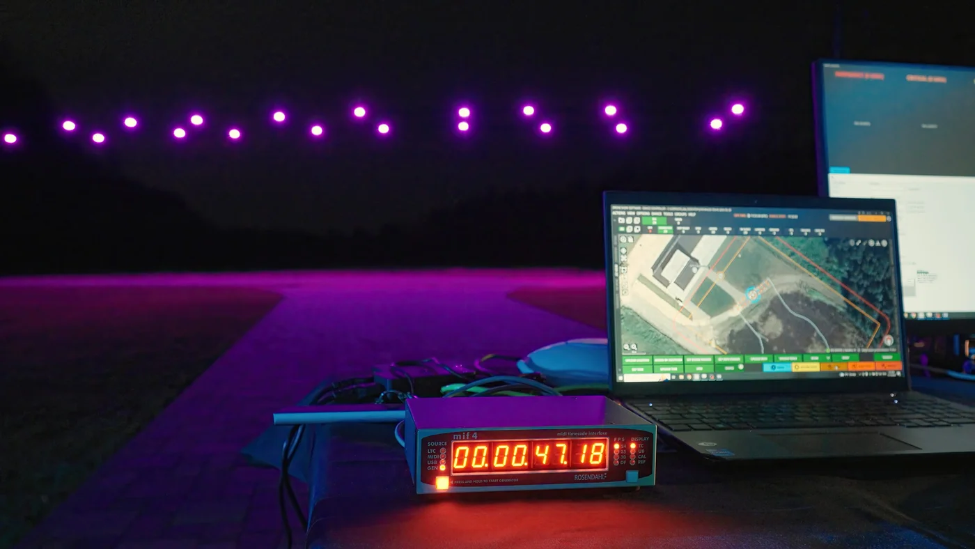 Nghề điều khiển drone trình diễn trên bầu trời: Ba ngày là thành thạo, kiếm 70 triệu/tháng - Ảnh 3.