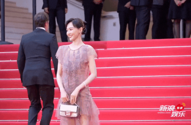 Clip bẽ mặt tại Cannes: Đến minh tinh hạng A như Đường Yên cũng bị bảo vệ thẳng mặt đuổi khỏi thảm đỏ!- Ảnh 1. Clip bẽ mặt tại Cannes: Đến minh tinh hạng A như Đường Yên cũng bị bảo vệ thẳng mặt đuổi khỏi thảm đỏ!- Ảnh 1.