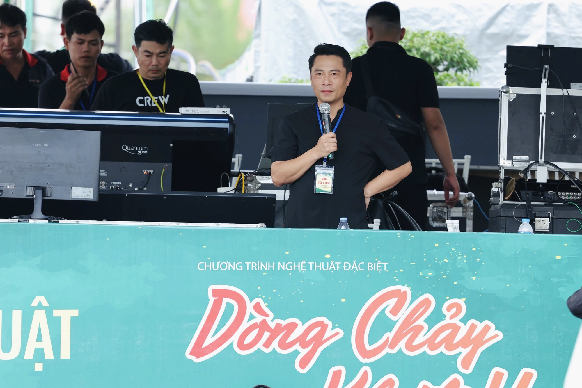 Thu Phương, Quốc Thiên tình tứ hát dưới mưa, đạo diễn Phạm Hoàng Giang gây bất ngờ với nhạc kịch- Ảnh 1.