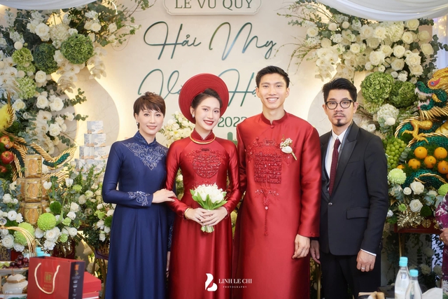 Viral ảnh Văn Hậu đi ăn cùng bố mẹ vợ cực phẩm, netizen trầm trồ: Gen đỉnh chóp bảo sao Hải My đẹp thế!- Ảnh 2.