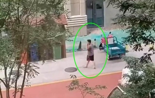 Viện cớ đi đổ rác nhưng 1 chi tiết khiến toàn bộ hành động của người chồng bị vợ đang ở cữ phát hiện- Ảnh 1.