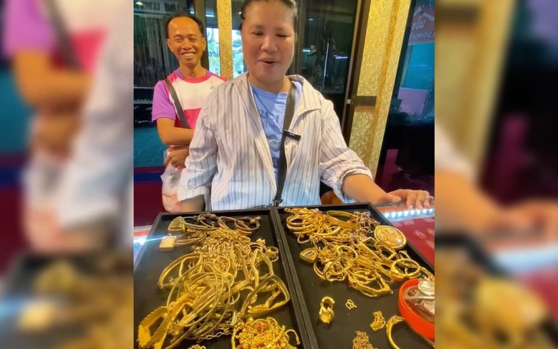 Nhặt được v&agrave;ng từ b&atilde;i r&aacute;c, 2 anh em mang đi kiểm tra th&igrave; sốc nặng