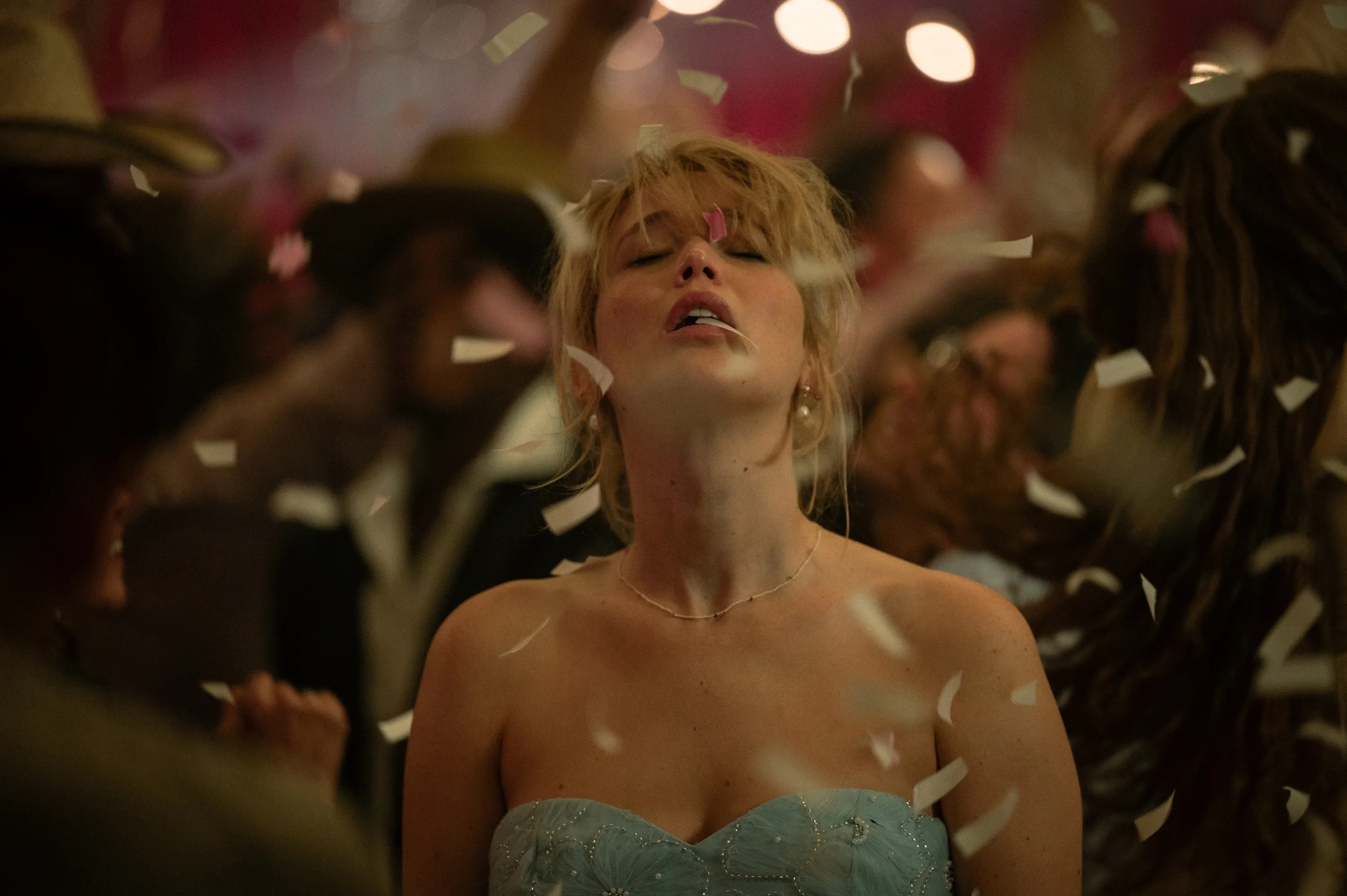 Phim 18+ ngập cảnh nóng nhận tràng pháo tay 9 phút ở Cannes 2025, nữ chính diễn hay đến mức netizen đòi trao ngay Oscar- Ảnh 7.