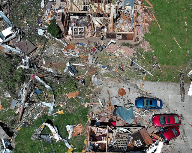 Mưa b&atilde;o, lốc xo&aacute;y x&eacute; toạc nh&agrave; cửa ở nhiều bang nước Mỹ - Ảnh 1.