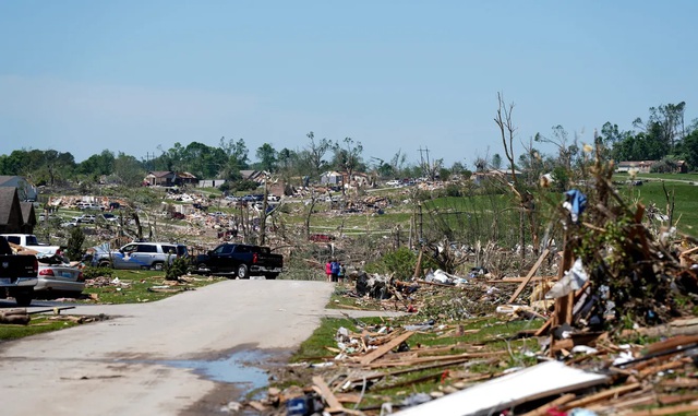 Mưa b&atilde;o, lốc xo&aacute;y x&eacute; toạc nh&agrave; cửa ở nhiều bang nước Mỹ - Ảnh 2.