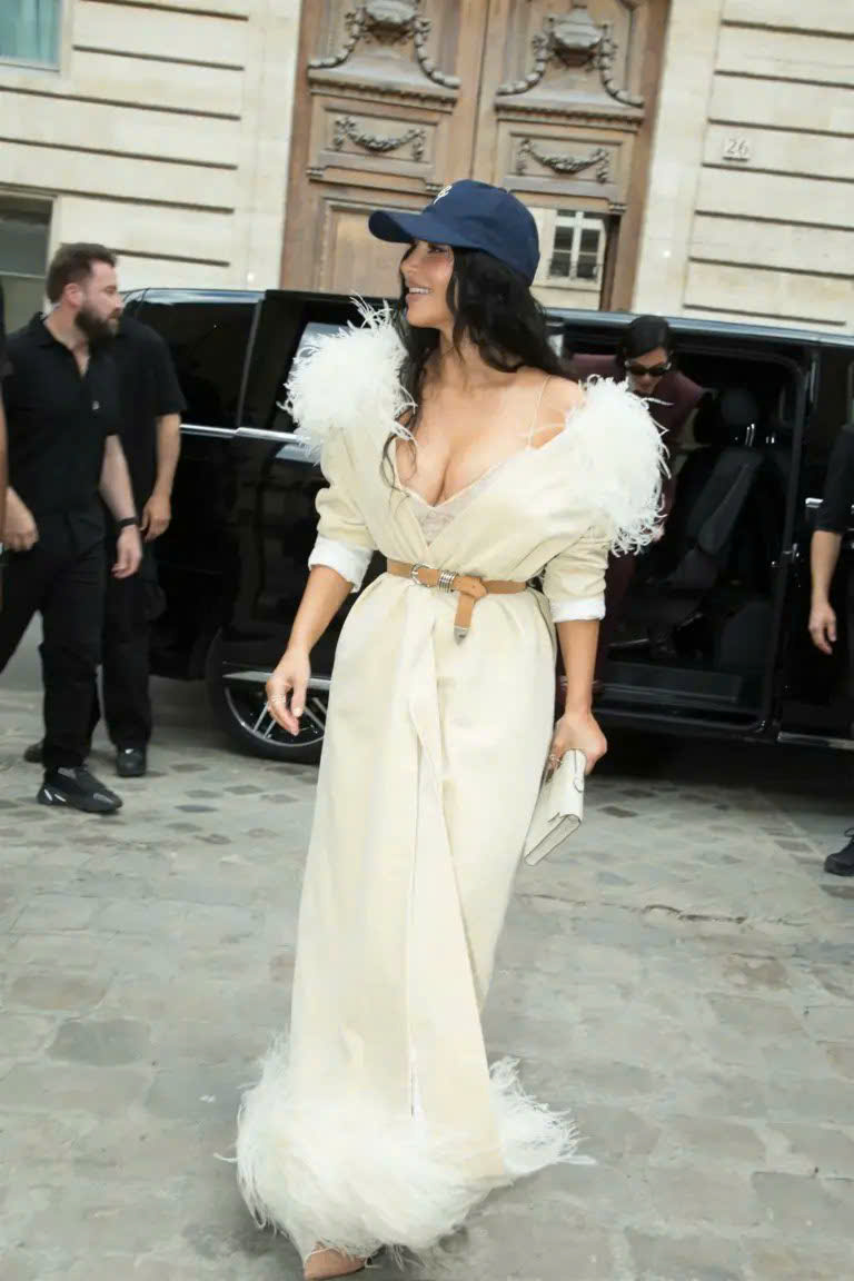 Kim Kardashian mặc phản cảm tới khó hiểu, chiêu trò mới hay sao?- Ảnh 8. Kim Kardashian mặc phản cảm tới khó hiểu, chiêu trò mới hay sao?- Ảnh 8.