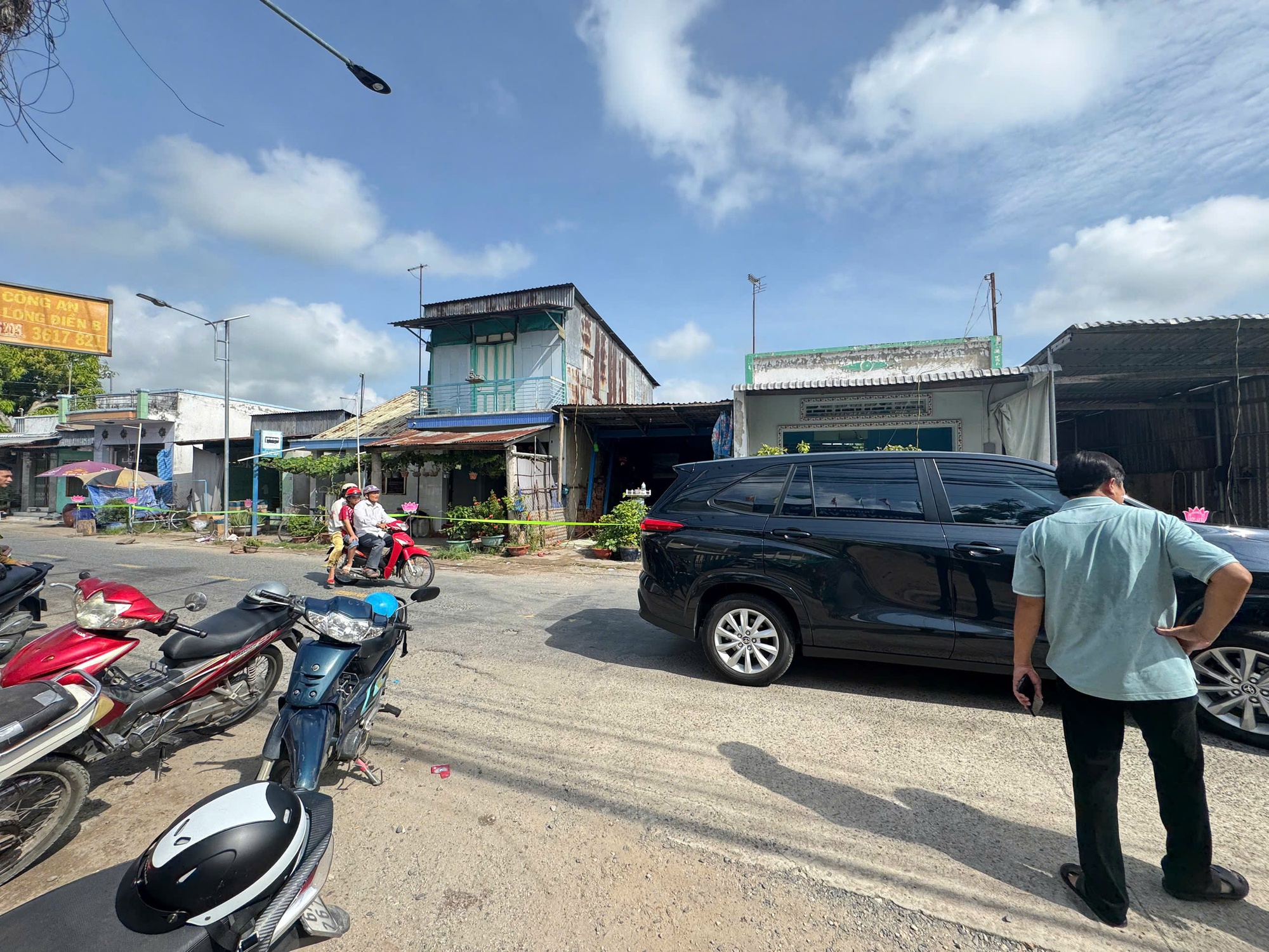 Người d&acirc;n th&aacute;o chạy ra khỏi 10 căn nh&agrave; ở An Giang  - Ảnh 2.