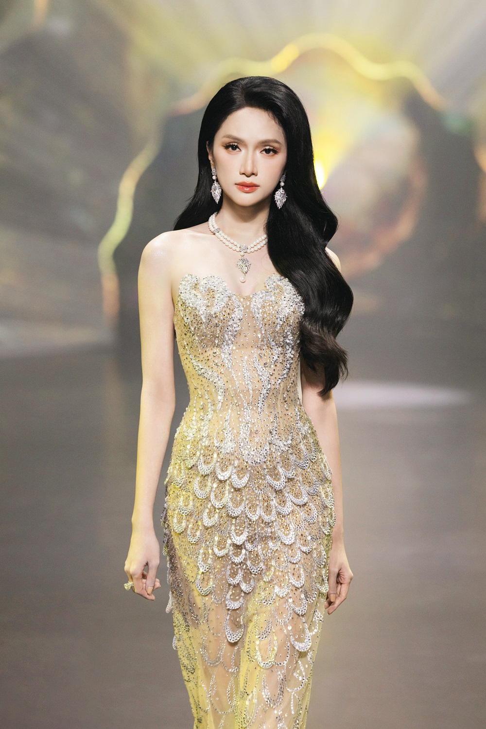 Dàn hoa, á hậu quốc tế hội tụ trong đêm thời trang của NTK Nguyễn Minh Tuấn- Ảnh 13.