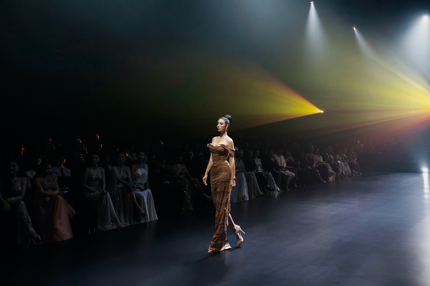 Dàn hoa, á hậu quốc tế hội tụ trong đêm thời trang của NTK Nguyễn Minh Tuấn- Ảnh 12.