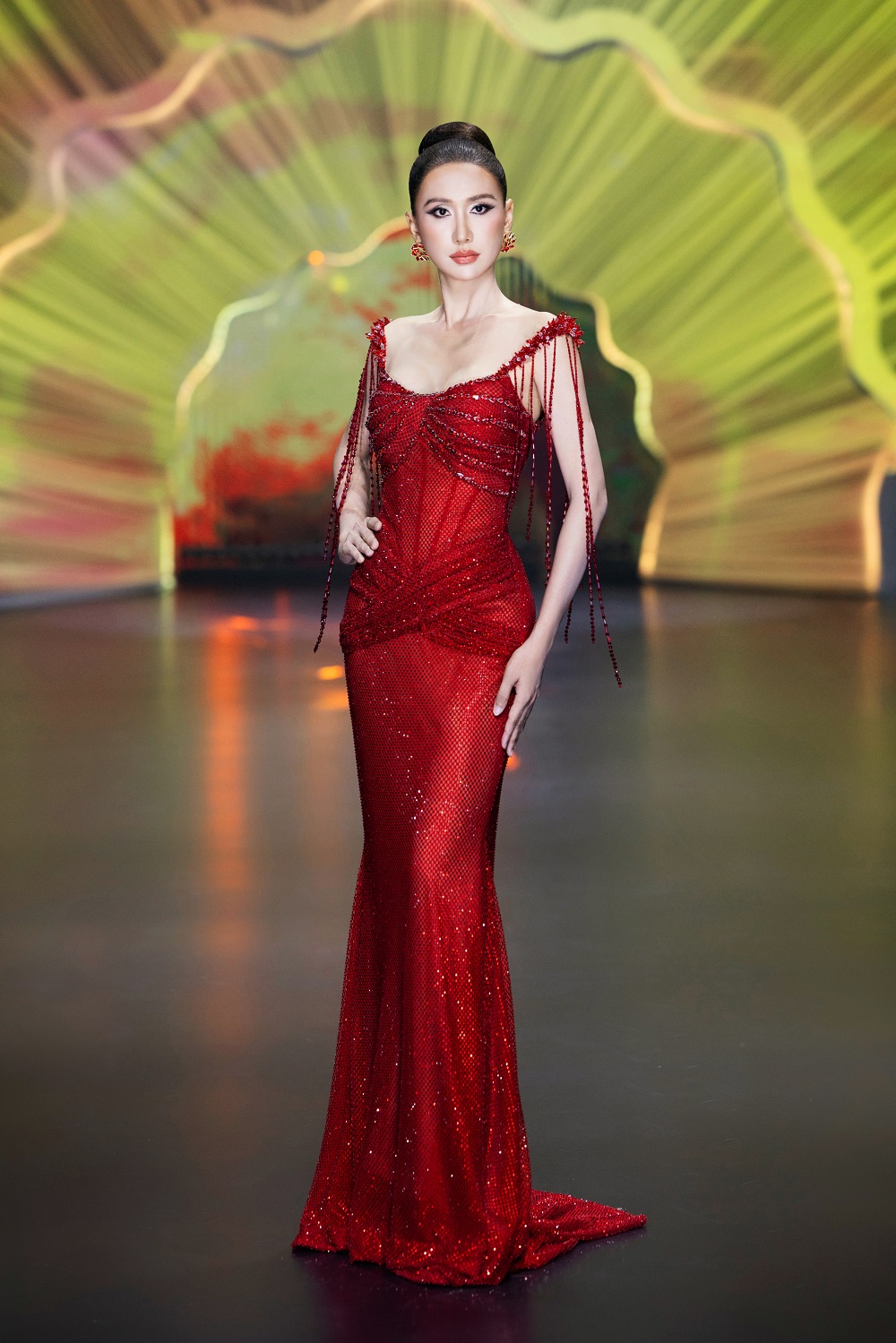 Dàn hoa, á hậu quốc tế hội tụ trong đêm thời trang của NTK Nguyễn Minh Tuấn- Ảnh 3.