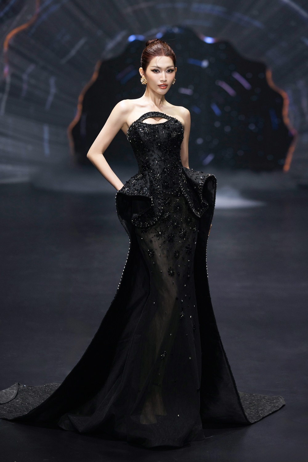 Dàn hoa, á hậu quốc tế hội tụ trong đêm thời trang của NTK Nguyễn Minh Tuấn- Ảnh 5.