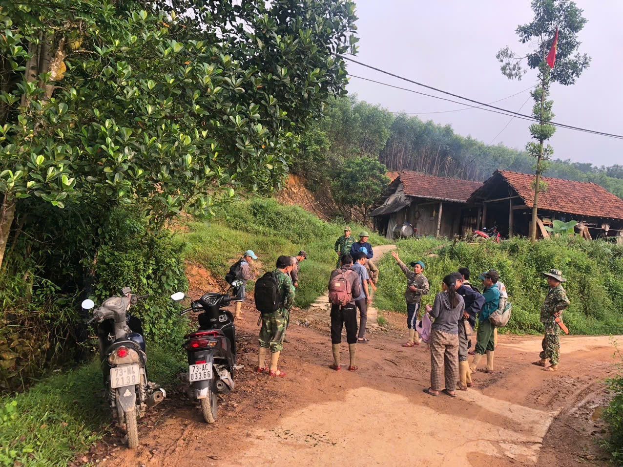 Huy động 60 người vào rừng tìm kiếm ông Cao Minh Hiệu mất tích ở Quảng Bình - Ảnh 1. Huy động 60 người vào rừng tìm kiếm ông Cao Minh Hiệu mất tích ở Quảng Bình - Ảnh 1.