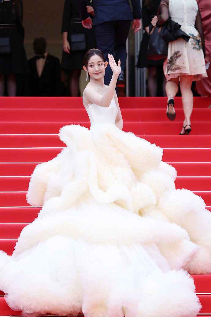 Clip 1 sao nữ Cbiz bị 4 bảo vệ Cannes cùng lúc đuổi khỏi thảm đỏ vẫn "mặt dày" tạo dáng - Ảnh 7. Clip 1 sao nữ Cbiz bị 4 bảo vệ Cannes cùng lúc đuổi khỏi thảm đỏ vẫn "mặt dày" tạo dáng - Ảnh 7.