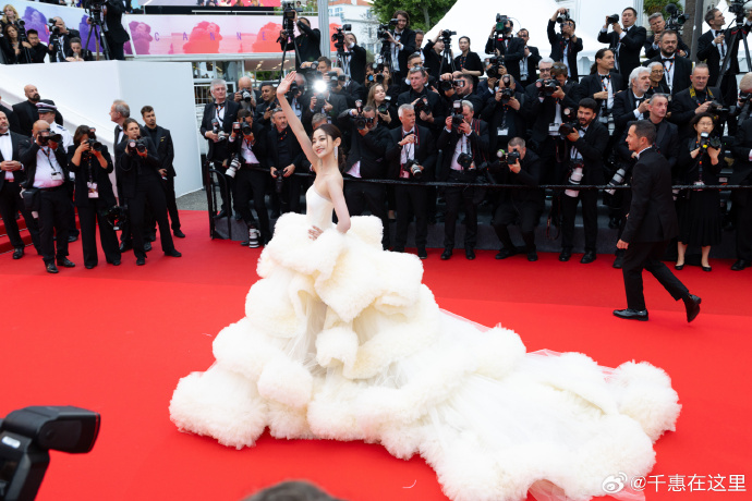 Clip 1 sao nữ Cbiz bị 4 bảo vệ Cannes cùng lúc đuổi khỏi thảm đỏ vẫn "mặt dày" tạo dáng - Ảnh 4. Clip 1 sao nữ Cbiz bị 4 bảo vệ Cannes cùng lúc đuổi khỏi thảm đỏ vẫn "mặt dày" tạo dáng - Ảnh 4.