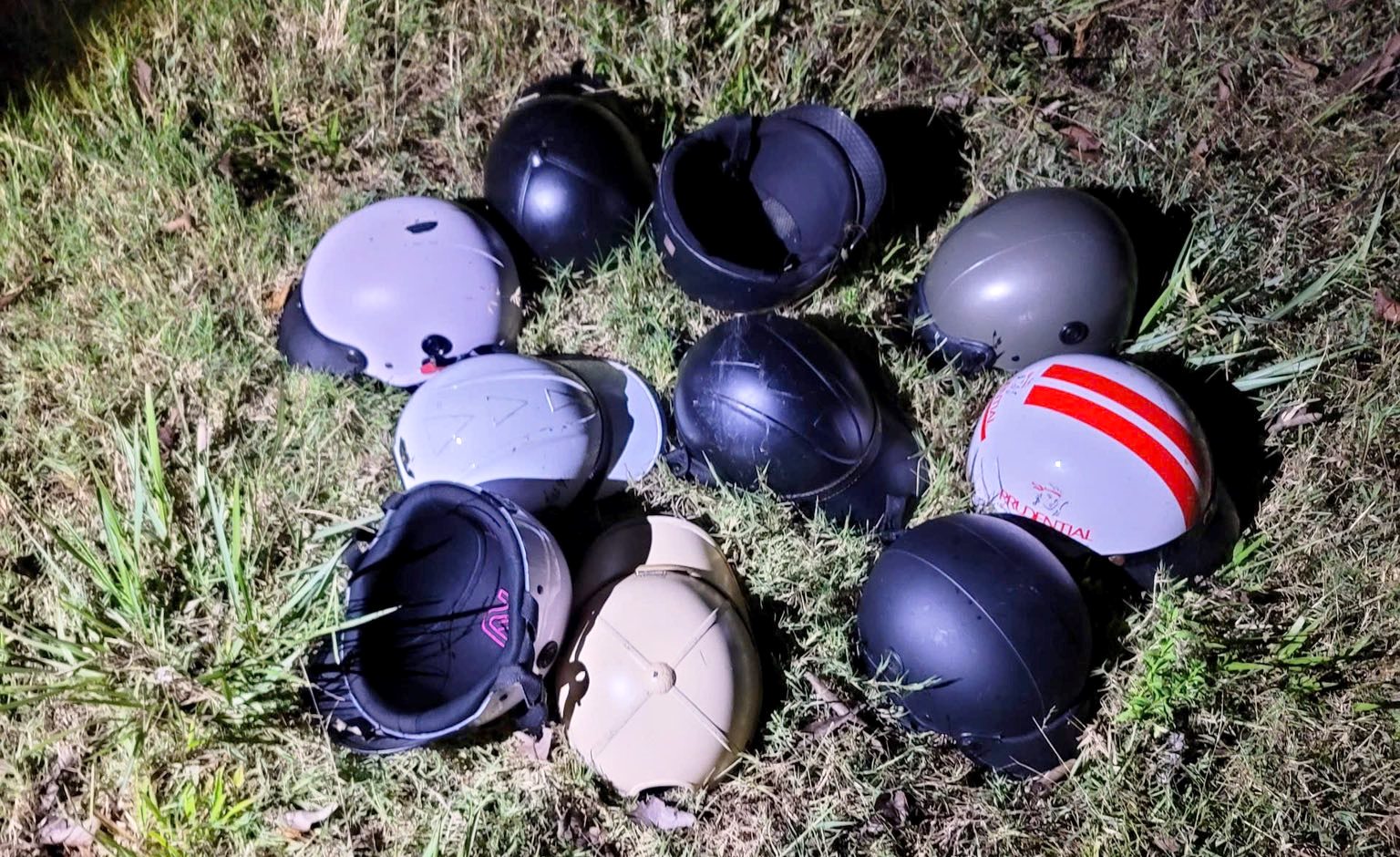 Thanh niên trộm mũ bảo hiểm để trả thù tình: Hành động lệch chuẩn cần xử lý nghiêm - Ảnh 2. Thanh niên trộm mũ bảo hiểm để trả thù tình: Hành động lệch chuẩn cần xử lý nghiêm - Ảnh 2.