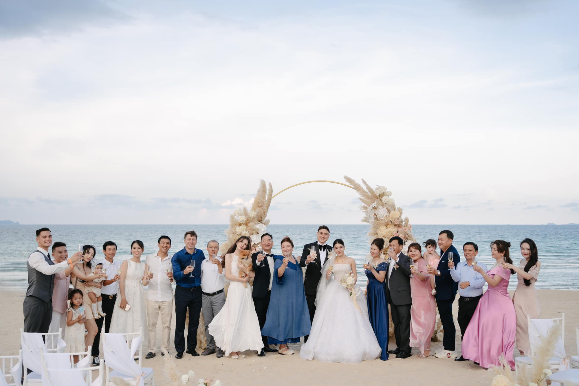 Em gái "chân dài" của Lâm Tây xinh đẹp tựa bông hồng đỏ rực trong lễ trưởng thành, ôm bố khóc nấc gây xúc động - Ảnh 6. Em gái "chân dài" của Lâm Tây xinh đẹp tựa bông hồng đỏ rực trong lễ trưởng thành, ôm bố khóc nấc gây xúc động - Ảnh 6.