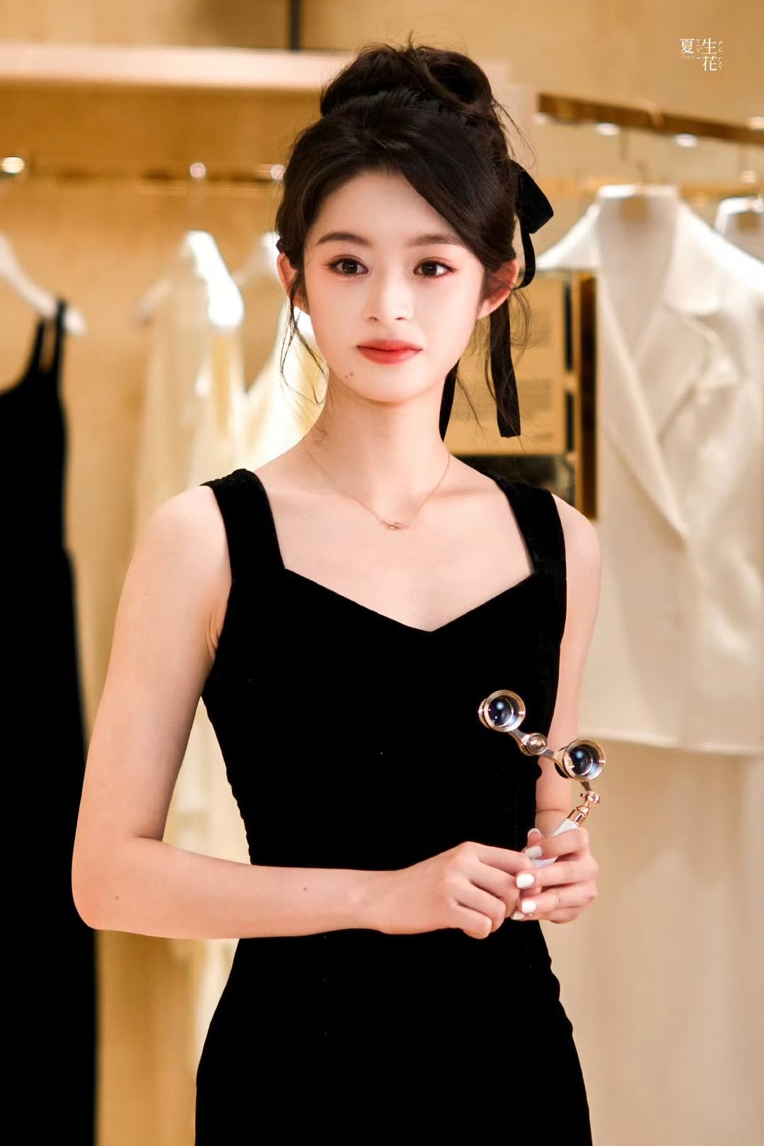 Chỉ vì 1 đôi hoa tai, mỹ nhân 17 tuổi bị lộ gia thế khủng, hóa ra là “công chúa hào môn” trong truyền thuyết- Ảnh 4.