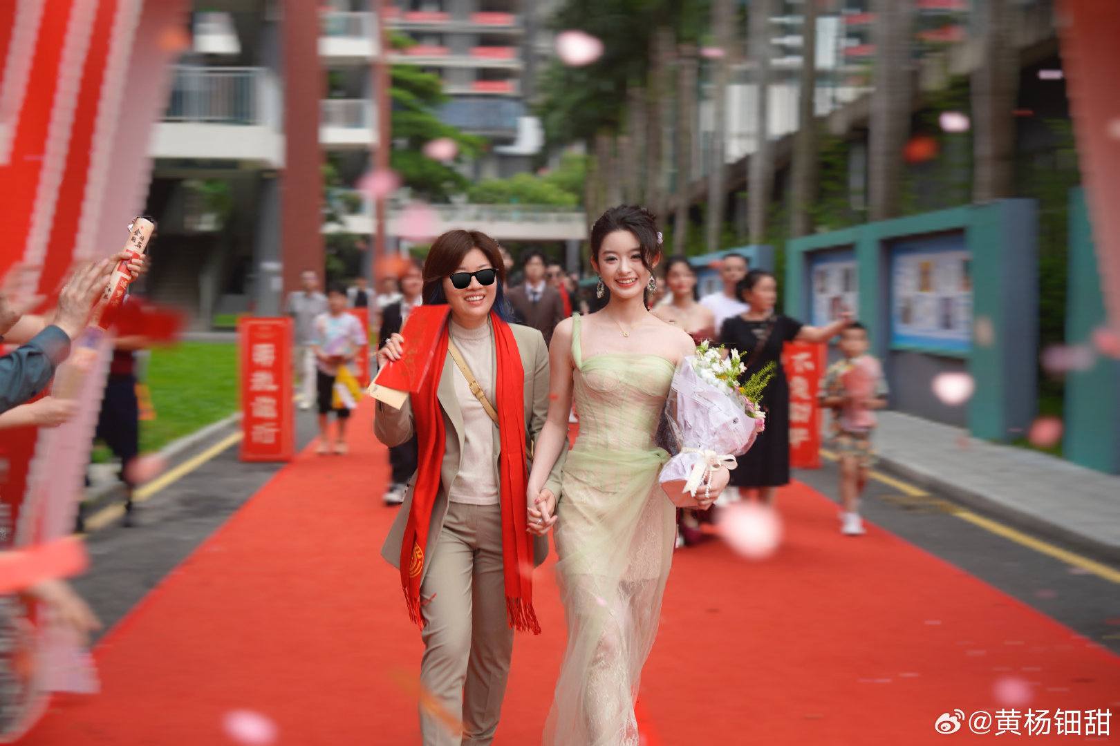 Chỉ vì 1 đôi hoa tai, mỹ nhân 17 tuổi bị lộ gia thế khủng, hóa ra là “công chúa hào môn” trong truyền thuyết- Ảnh 2.