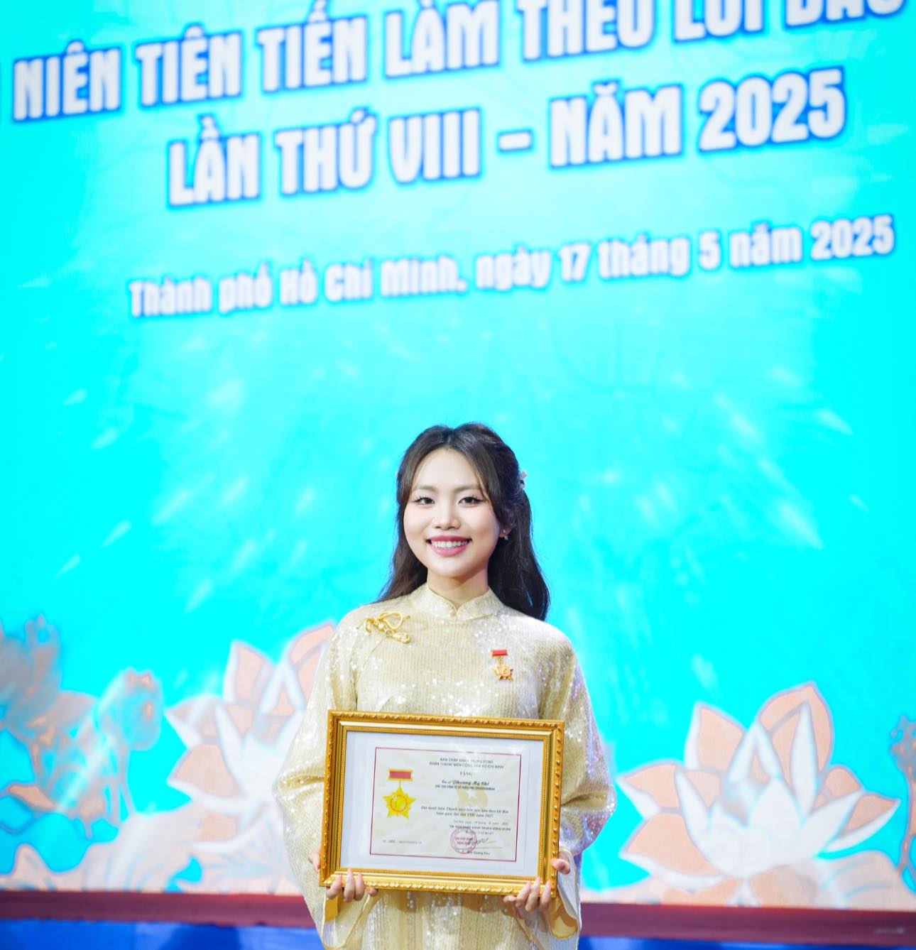Chân dung nữ ca sĩ nổi tiếng vừa bật mí nhiệm vụ được giao bởi Thủ tướng Phạm Minh Chính - Ảnh 1.
