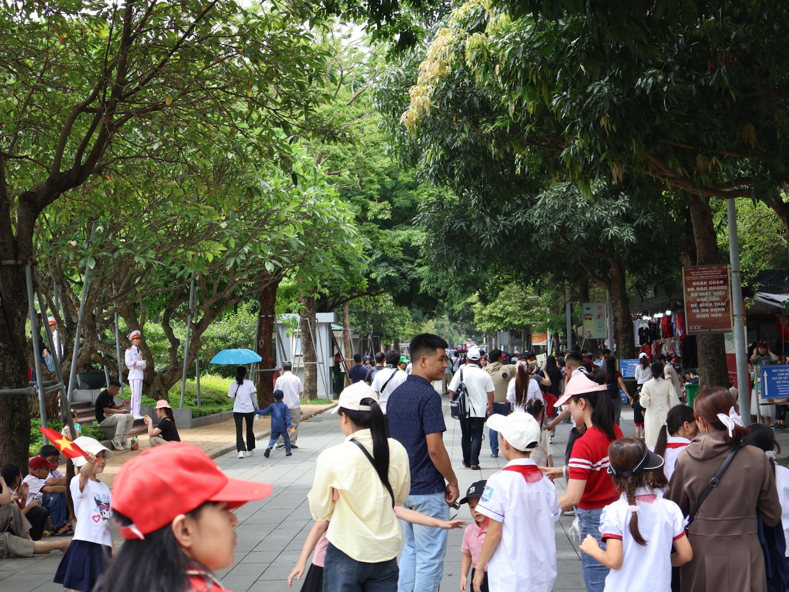 Dòng người hướng về Lăng Bác nhân kỷ niệm 135 năm ngày sinh của người - Ảnh 14. Dòng người hướng về Lăng Bác nhân kỷ niệm 135 năm ngày sinh của người - Ảnh 14.