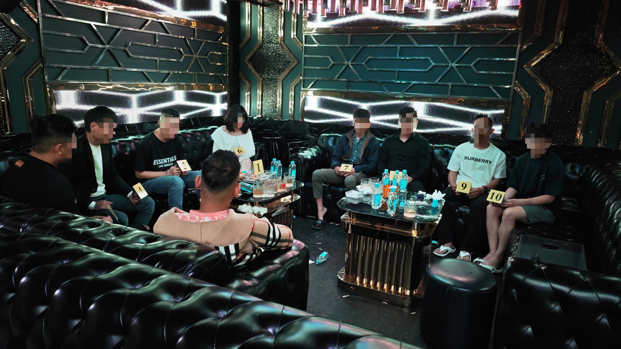 Cựu cán bộ Hải quan giảm tiền nhận hối lộ để giúp doanh nghiệp cạnh tranh - Ảnh 2.