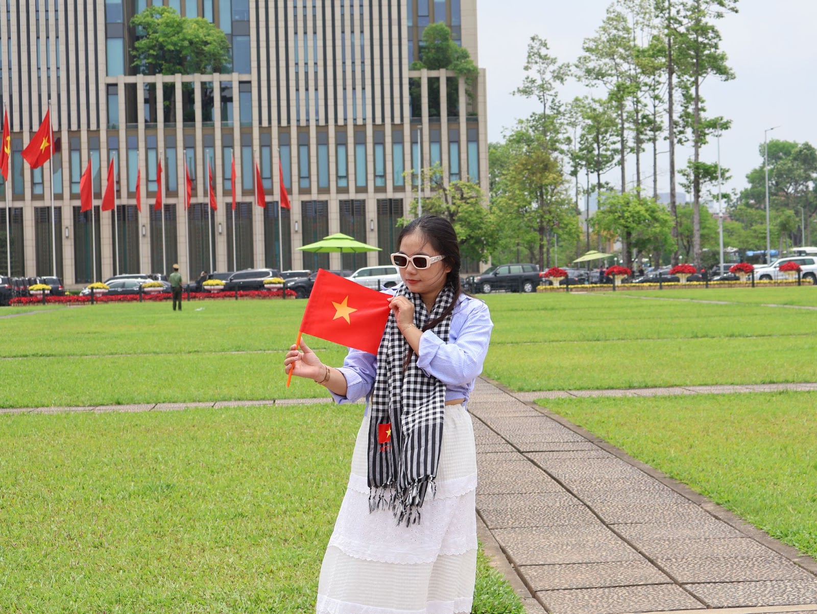 Dòng người hướng về Lăng Bác nhân kỷ niệm 135 năm ngày sinh của người - Ảnh 13. Dòng người hướng về Lăng Bác nhân kỷ niệm 135 năm ngày sinh của người - Ảnh 13.