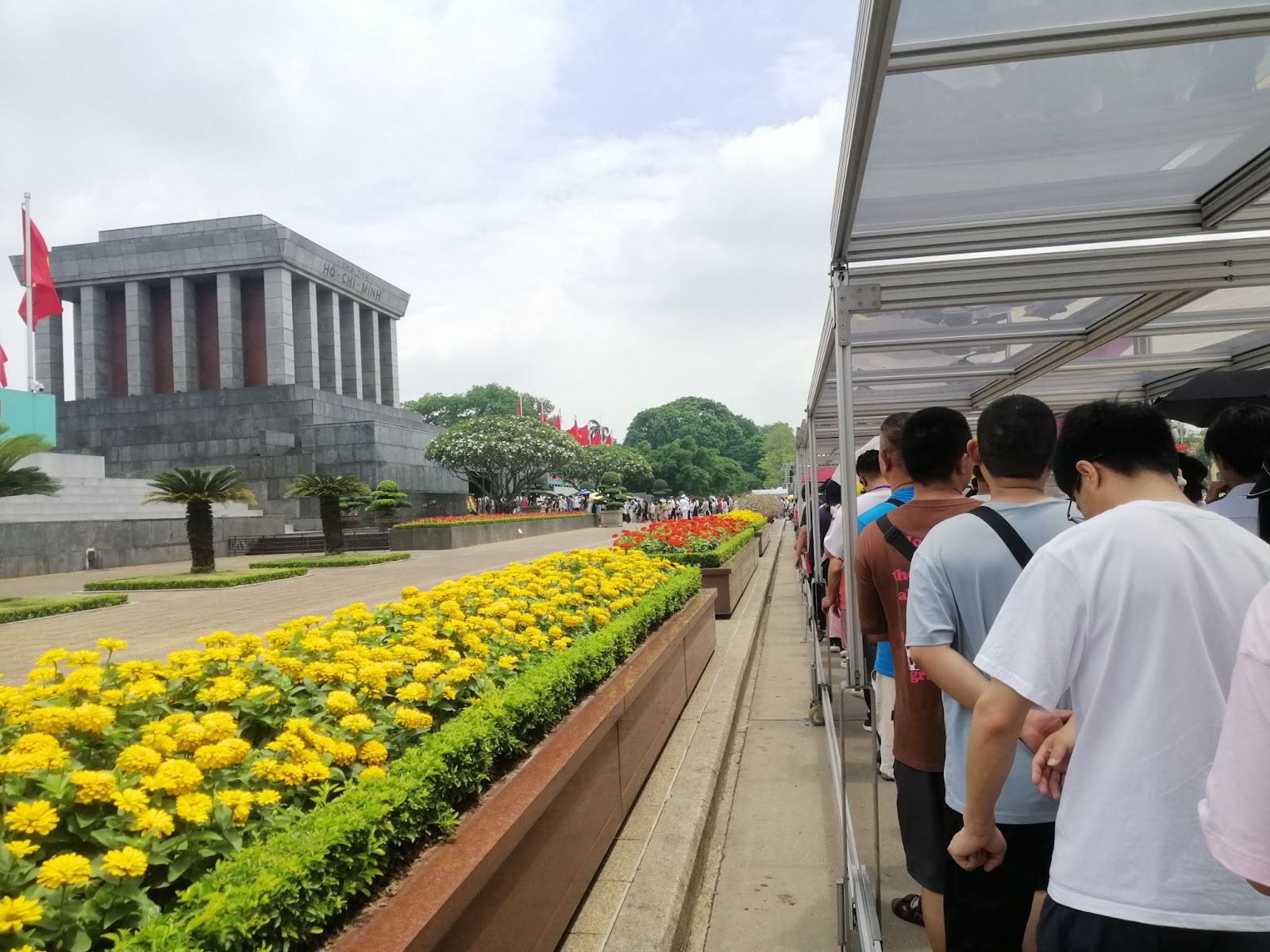 Dòng người hướng về Lăng Bác nhân kỷ niệm 135 năm ngày sinh của người - Ảnh 4. Dòng người hướng về Lăng Bác nhân kỷ niệm 135 năm ngày sinh của người - Ảnh 4.
