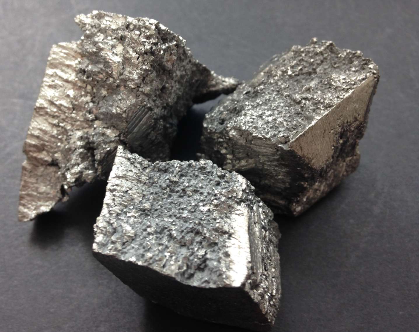 Thỏi kim loại dysprosium nguyên chất. Ảnh: Strategic Metal Investments