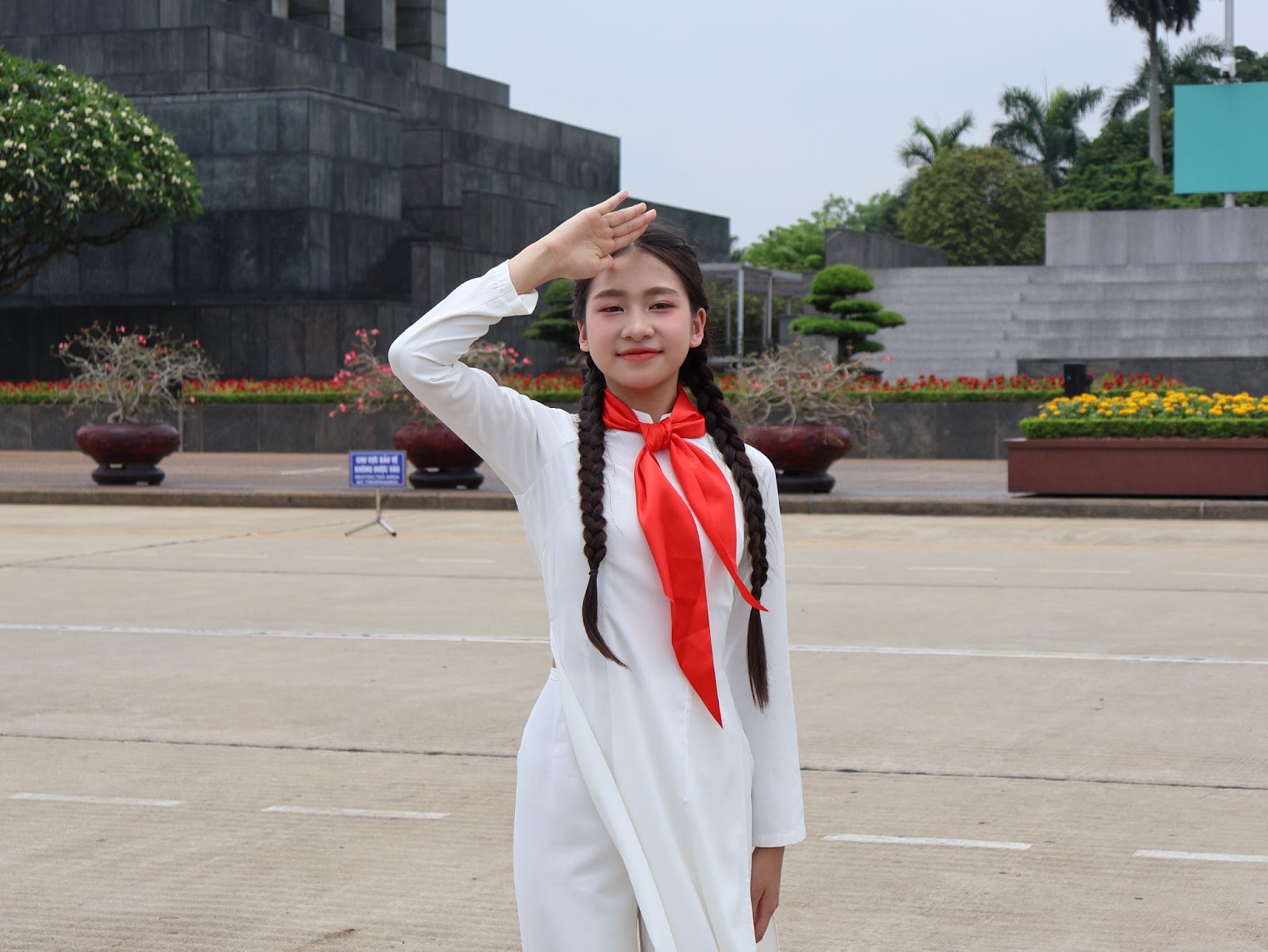 Dòng người hướng về Lăng Bác nhân kỷ niệm 135 năm ngày sinh của người - Ảnh 12. Dòng người hướng về Lăng Bác nhân kỷ niệm 135 năm ngày sinh của người - Ảnh 12.