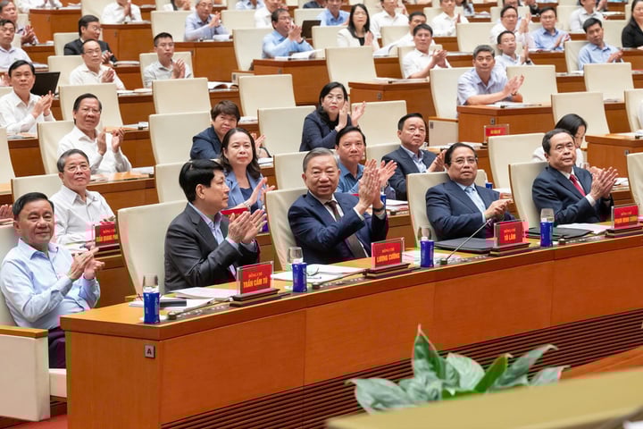 Bộ Chính trị yêu cầu bảo vệ bí mật Nhà nước trong sắp xếp bộ máy hành chính - Ảnh 1. Bộ Chính trị yêu cầu bảo vệ bí mật Nhà nước trong sắp xếp bộ máy hành chính - Ảnh 1.