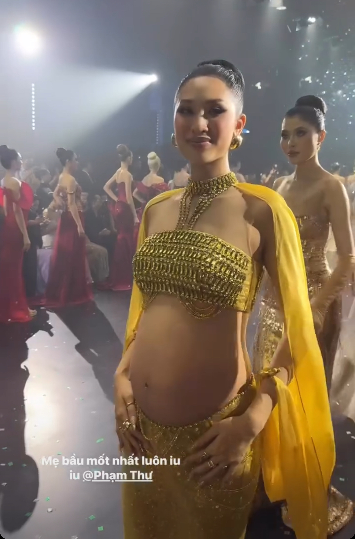 Mỹ nhân Việt công bố bụng bầu vượt mặt theo cách không giống ai giữa sự kiện- Ảnh 3.