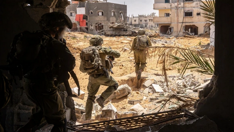 Israel đánh lớn, đổ quân vào cả 2 đầu dải Gaza - Ảnh 1.