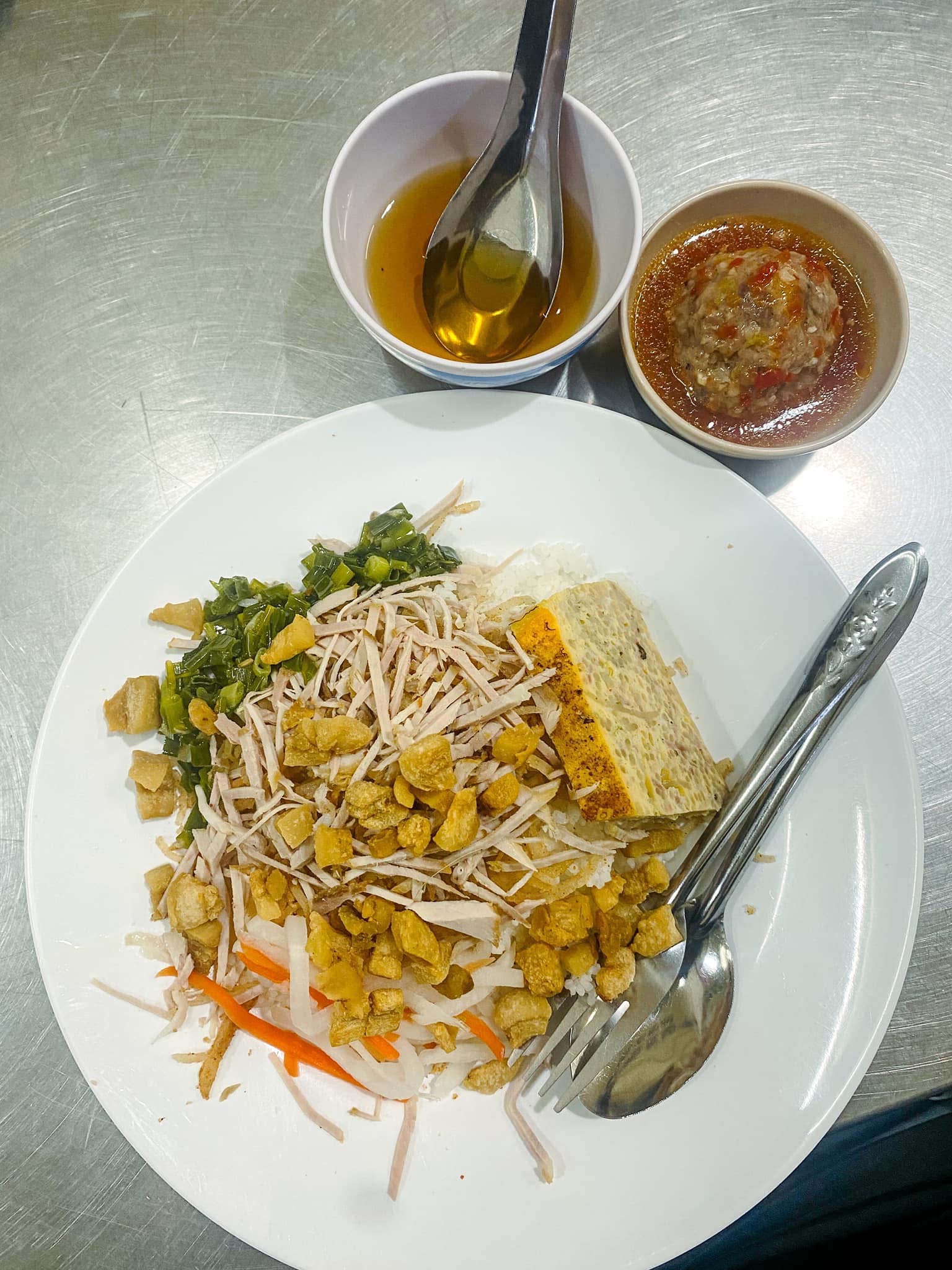 Tiệm cơm lâu năm giữa Quận 1 bỗng nghỉ bán khiến khách tiếc ngẩn ngơ, biết lý do phía sau còn bất ngờ hơn - Ảnh 13.