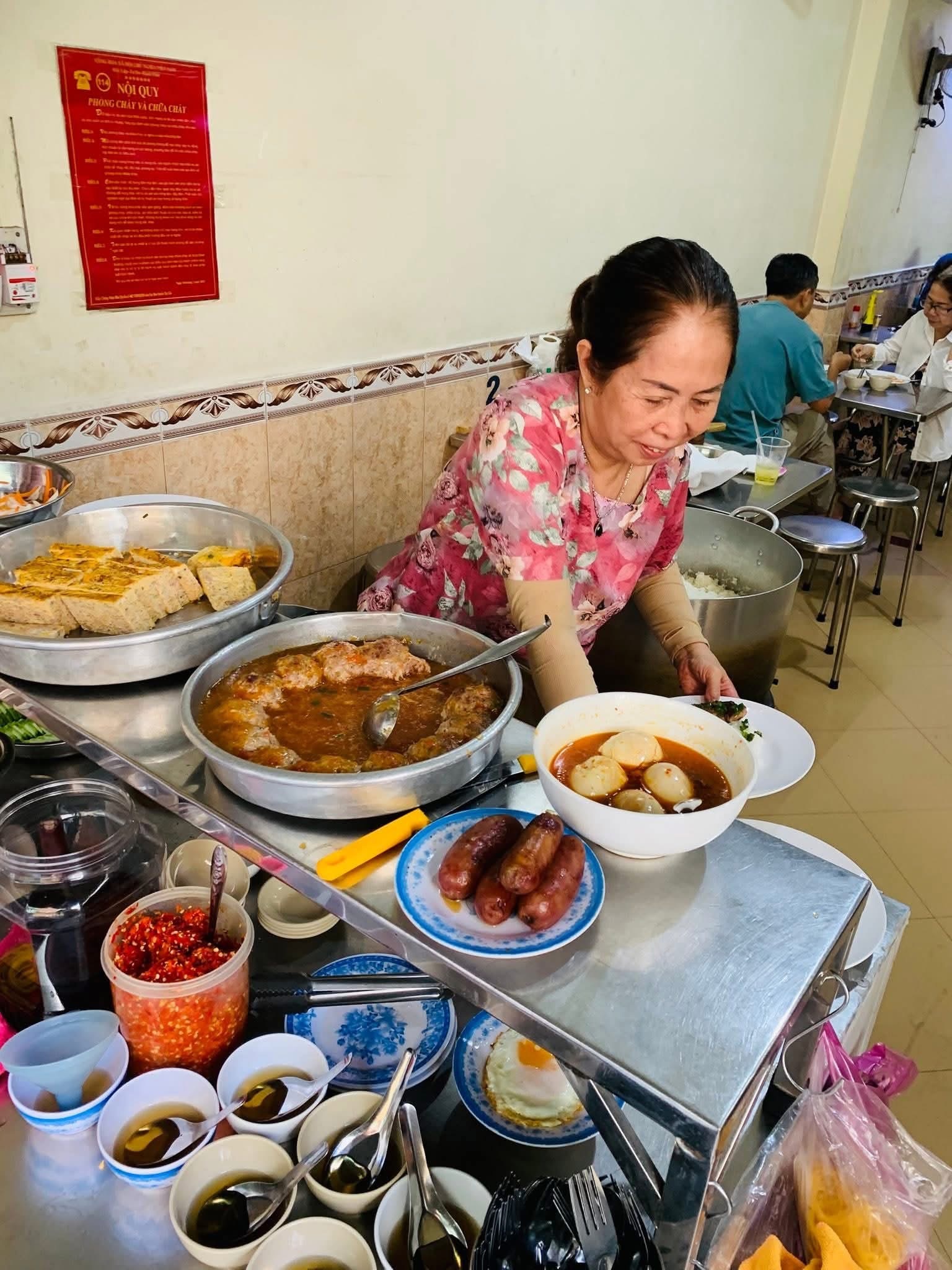 Tiệm cơm lâu năm giữa Quận 1 bỗng nghỉ bán khiến khách tiếc ngẩn ngơ, biết lý do phía sau còn bất ngờ hơn - Ảnh 12.