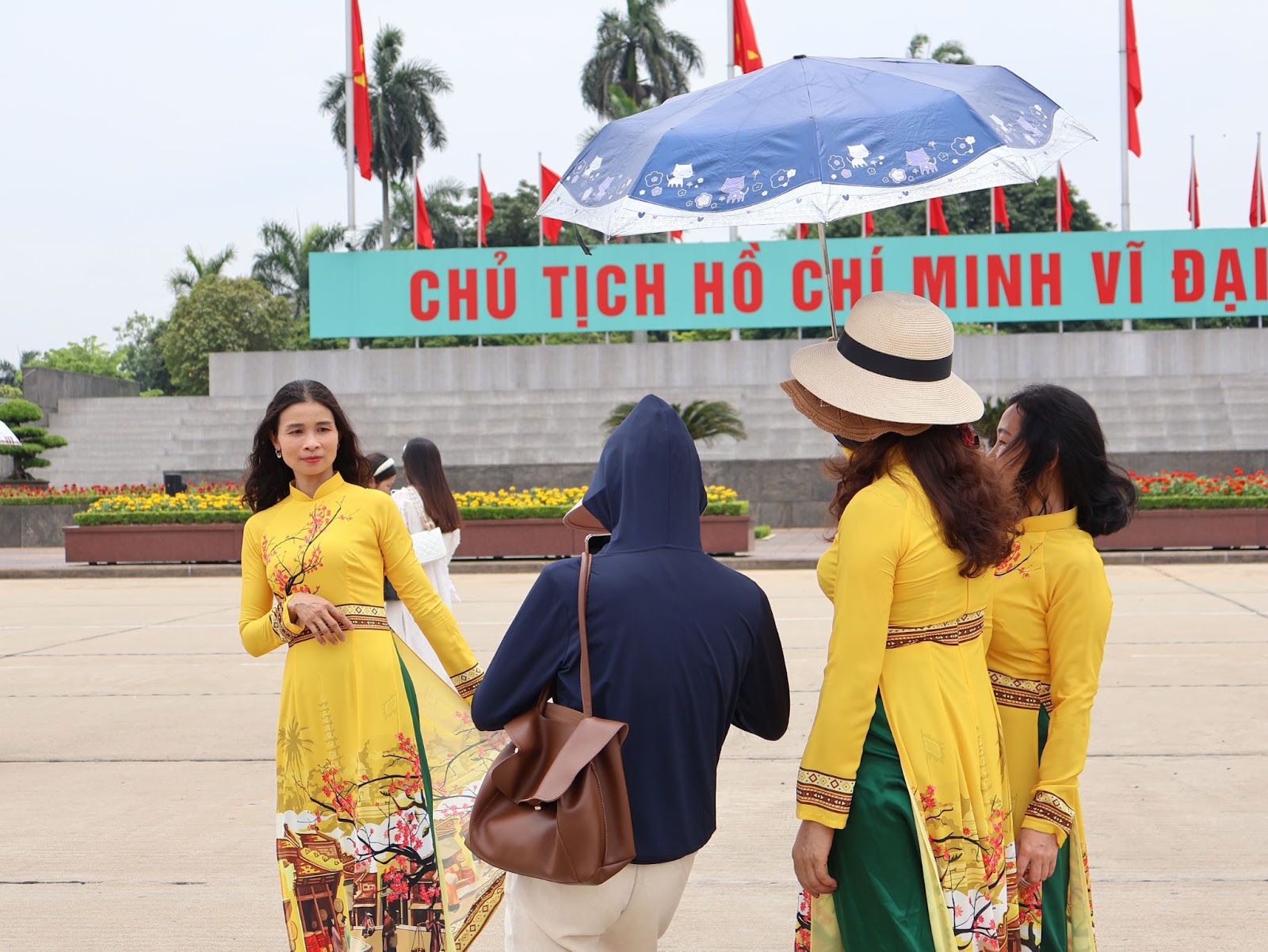 Dòng người hướng về Lăng Bác nhân kỷ niệm 135 năm ngày sinh của người - Ảnh 10. Dòng người hướng về Lăng Bác nhân kỷ niệm 135 năm ngày sinh của người - Ảnh 10.