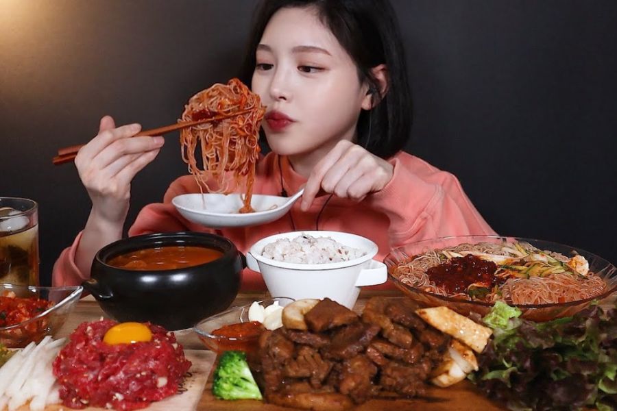 Trào lưu mukbang dưới góc nhìn khoa học: Có lợi hay gây hại cho sức khỏe? - Ảnh 2. Trào lưu mukbang dưới góc nhìn khoa học: Có lợi hay gây hại cho sức khỏe? - Ảnh 2.