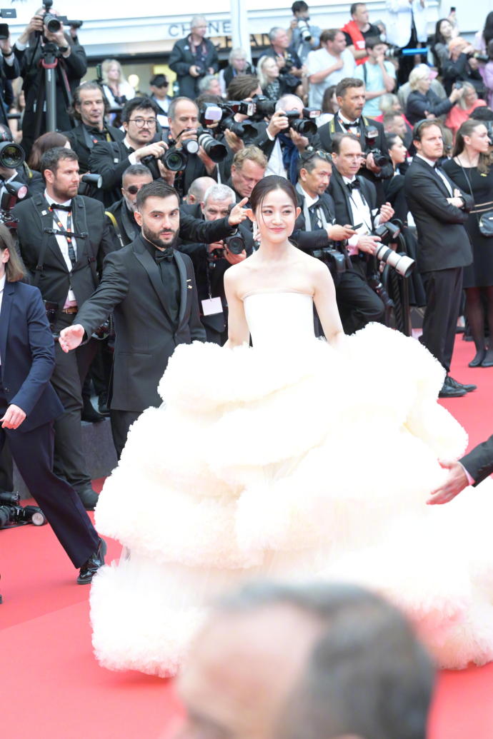 Clip 1 sao nữ Cbiz bị 4 bảo vệ Cannes cùng lúc đuổi khỏi thảm đỏ vẫn "mặt dày" tạo dáng - Ảnh 8. Clip 1 sao nữ Cbiz bị 4 bảo vệ Cannes cùng lúc đuổi khỏi thảm đỏ vẫn "mặt dày" tạo dáng - Ảnh 8.