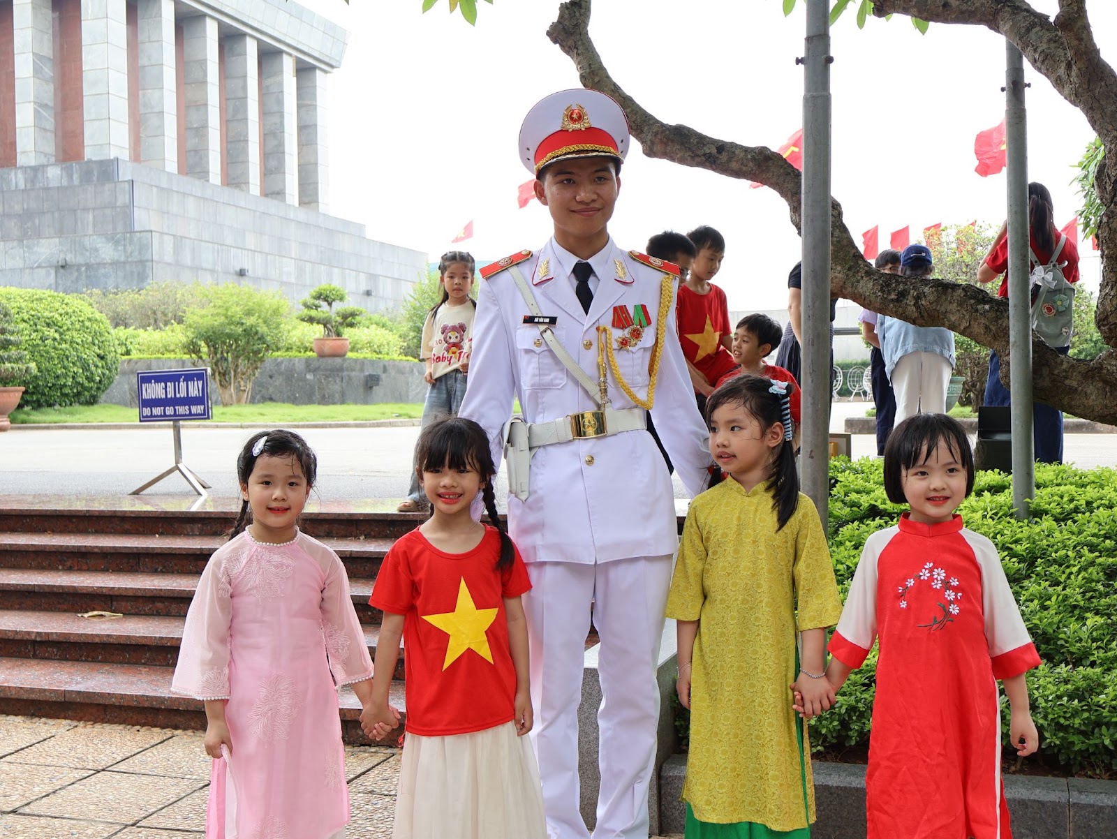Dòng người hướng về Lăng Bác nhân kỷ niệm 135 năm ngày sinh của người - Ảnh 9. Dòng người hướng về Lăng Bác nhân kỷ niệm 135 năm ngày sinh của người - Ảnh 9.