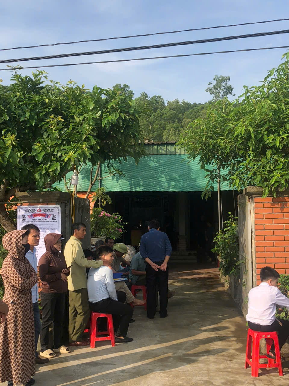 Tìm thấy thi thể nam sinh lớp 6 mất tích khi đi tắm sông cùng nhóm bạn - Ảnh 1.