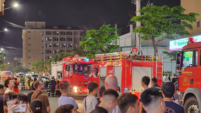 Cháy tại tầng 4 chung cư Mường Thanh, náo loạn tuyến phố du lịch- Ảnh 2.