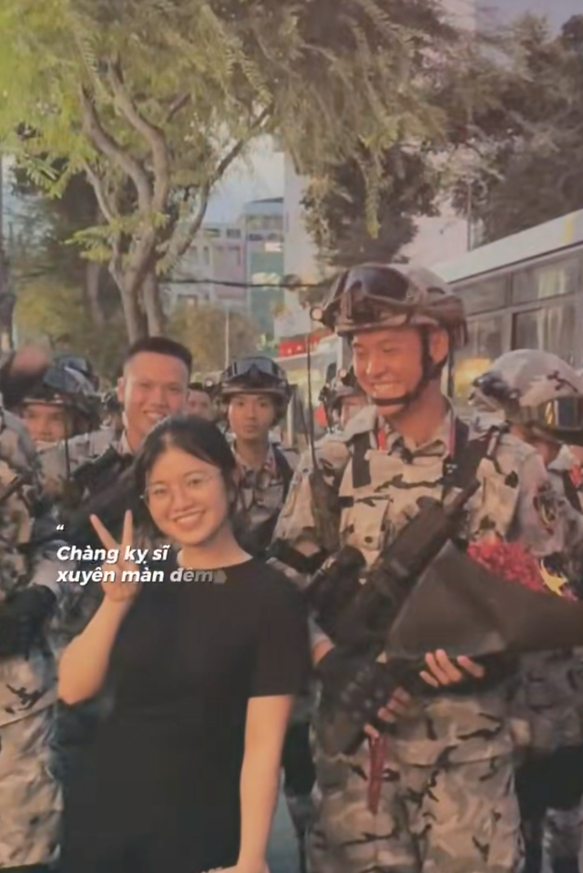 Chiến sĩ Đặc nhiệm d&ugrave; nắm tay c&ocirc; g&aacute;i tặng hoa, n&oacute;i 4 chữ về
mối quan hệ được 